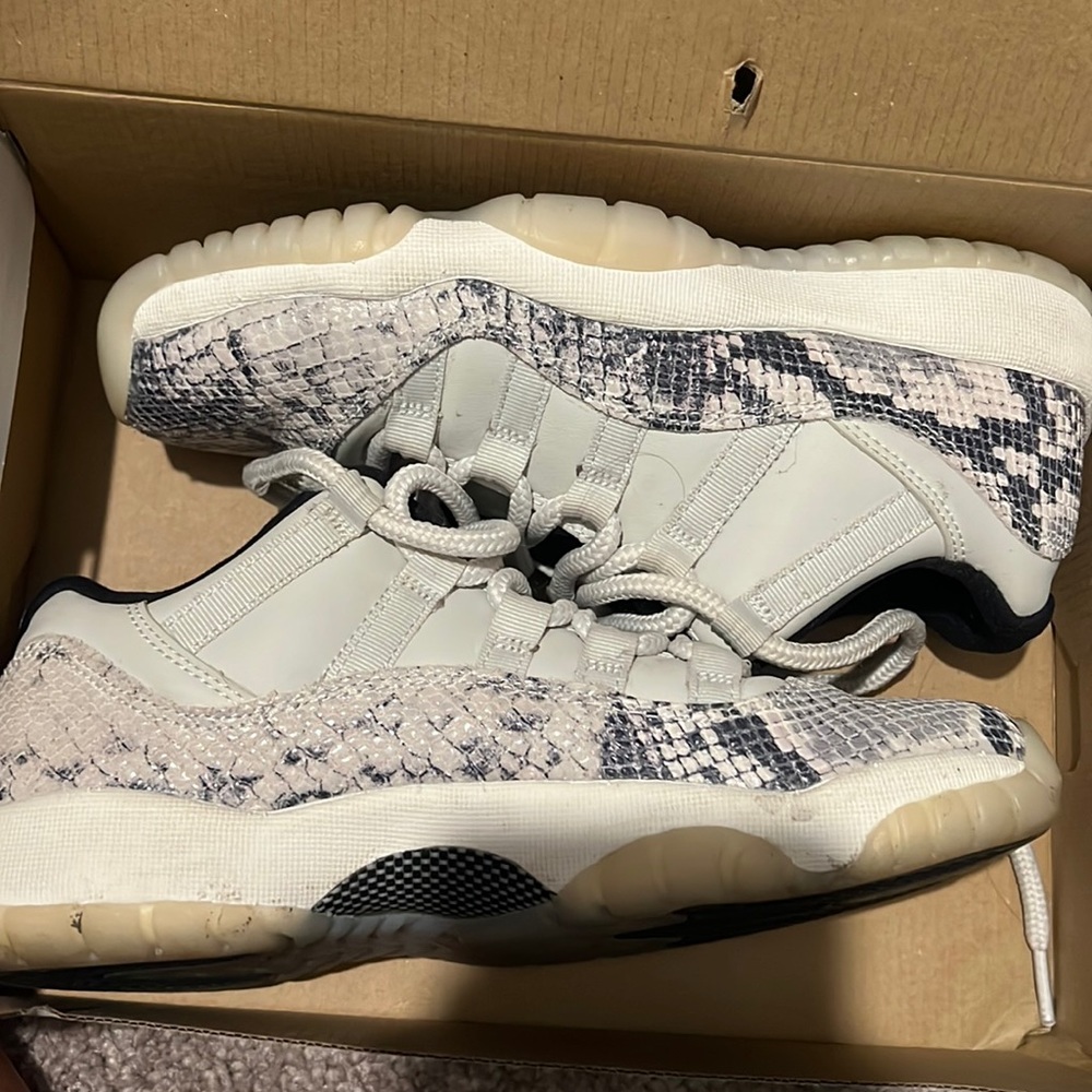 Light bone snakeskins 11s